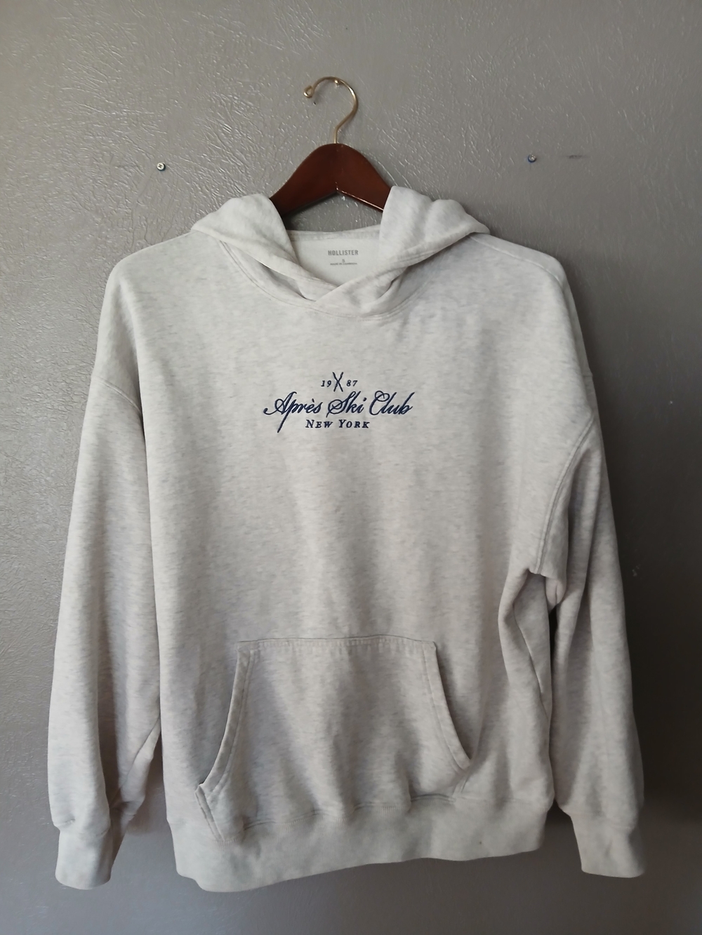Hollister Light Gray Hoodie with Navy 'Après Ski Club' Chest Logo Small